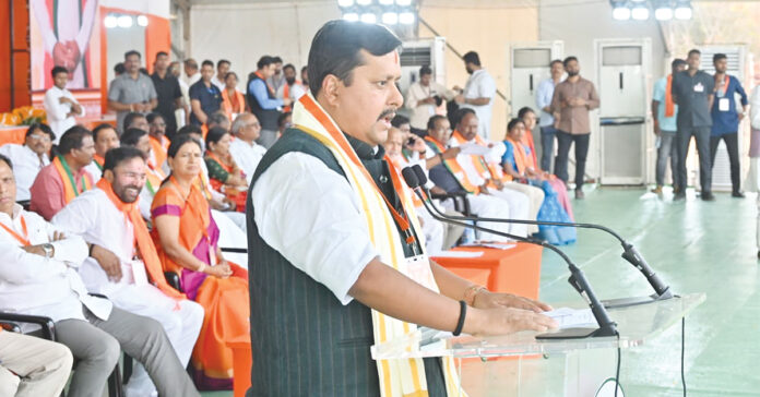 BRS is characterized by arrogance, and Congress by corruption.