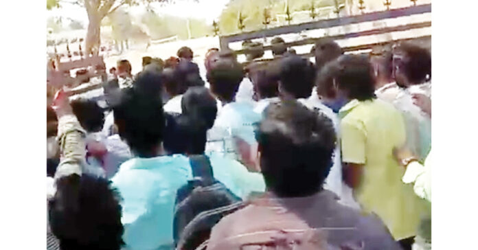 ర్యాలంపాడు గురుకుల పరీక్షా కేంద్రంలో ఉద్రిక్తత