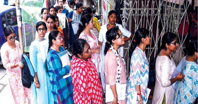 ఉపాధిలో మహిళలు వెనుకంజ