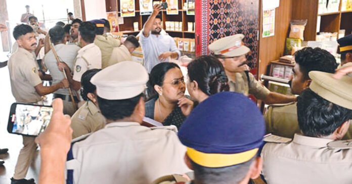 కేరళ ఆరోగ్యమంత్రిపై దాడి