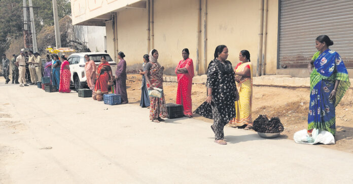 జీవనాధారంపై దెబ్బకొట్టారు