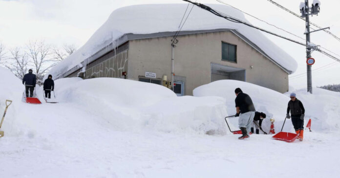 Heavy snow in Japan