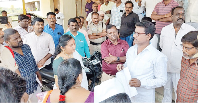 అభివృద్ధి ముసుగులో అన్నదాత నోట్లో మట్టి