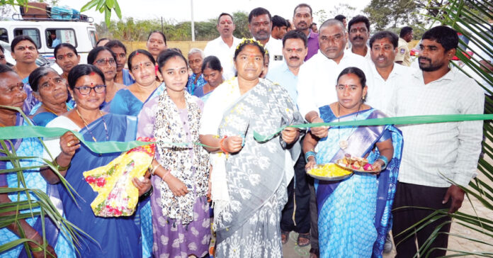 Women's groups earn huge income at Medaram fair