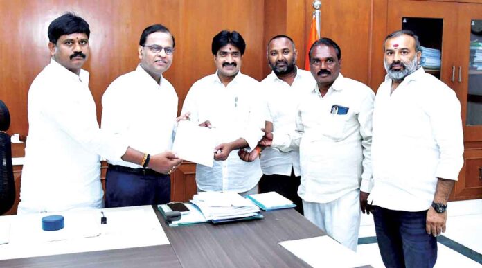 మన ఊరు-మనబడి కాంట్రాక్టర్ల బిల్లులు చెల్లించండి