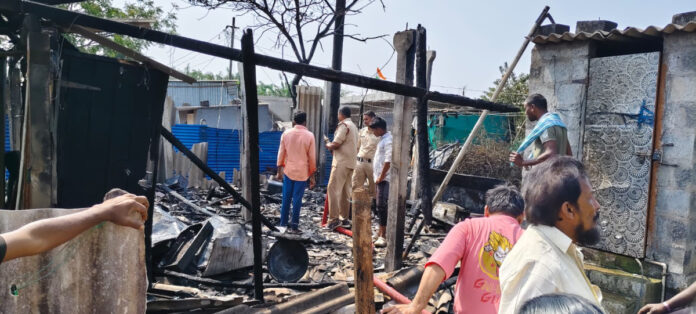 విద్యుత్ ఘాతంతో పూరిళ్ళు దగ్ధం