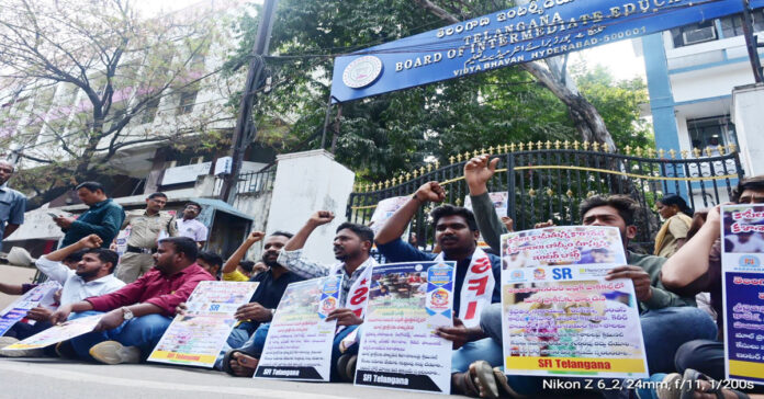 SFI-led dharna in front of the Intermediate Board