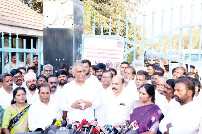 పేదల ఇండ్లు కూలిస్తే ఊరుకోం