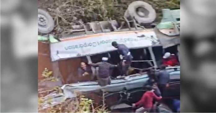 బస్సు బోల్తాపడి లోయలోపడి ముగ్గురు మృతి