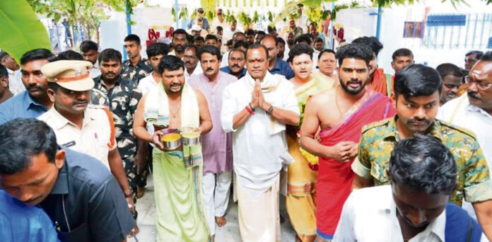 చారిత్రాత్మక ఆలయాల పరిరక్షణకు కేంద్రం నిధులు కేటాయించాలి