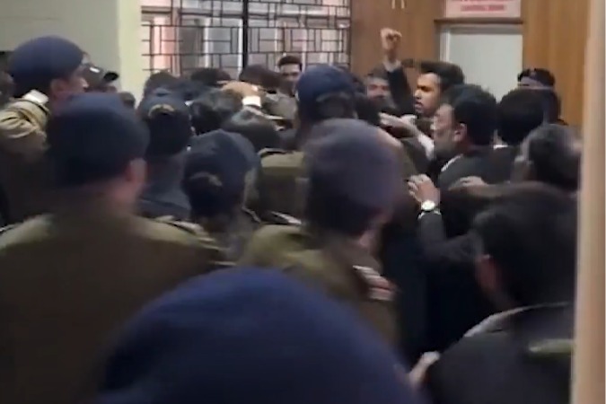 మైనర్ బాలికపై లైంగికదాడి..నిందితుడిని చితకబాదిన న్యాయవాదులు..వీడియో వైరల్