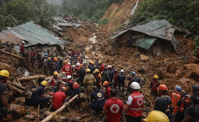 కొండచరియలు విరిగి ఏడుగురు మృతి..