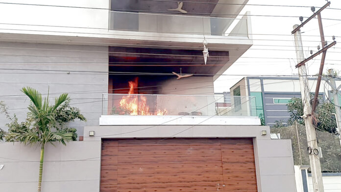 జోగి రమేష్ ఇంటిపై దాడి