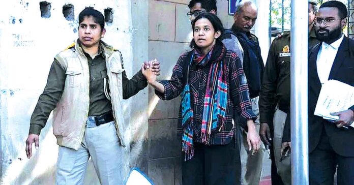 జేఎన్యూ విద్యార్థులపై కేంద్రం కక్షసాధింపు