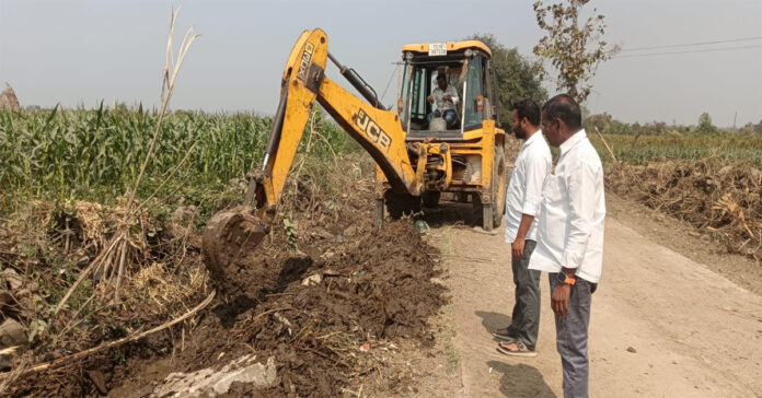 కచ్చ డ్రైనేజీల్లో పూడికతీత పనులు