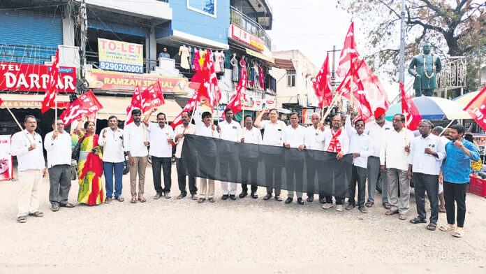 చిన్నారి హత్యను నిరసిస్తూ భువనగిరిలో సీపీఐ(ఎం) నిరసన