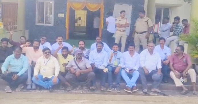 Ruling party takes oath in Sathupalli..no entry for journalists