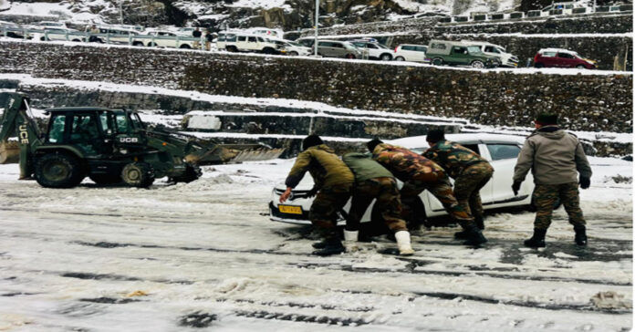 Heavy snowfall in Sikkim.. Tourist vehicles stuck in snow