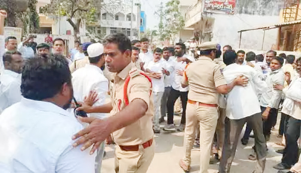 తొర్రూరు మున్సిపాలిటీ వద్ద తీవ్ర ఉద్రిక్తత