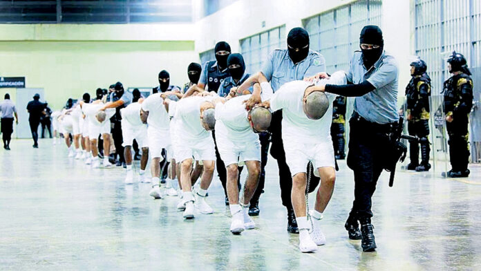 సంబంధంలేని దేశానికి వలసదారులను ఎలా పంపుతారు?