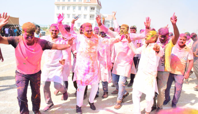 ఎస్పీ స్టెప్పులతో పోలీసుల్లో ఉత్సాహం