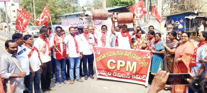 రోడ్లపై ఖాళీ సిలిండర్లు- కట్టెల పొయ్యిపై వంట