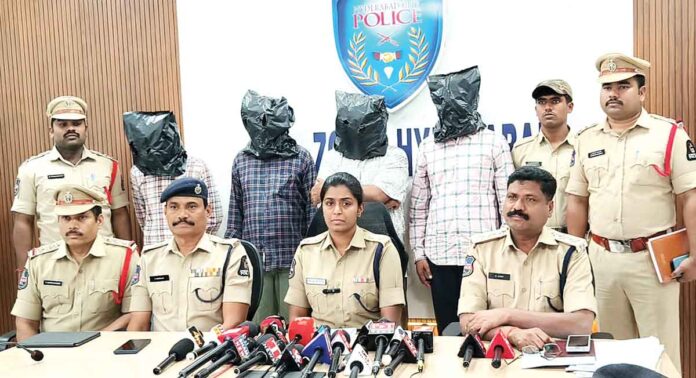 కుటుంబం ఆత్మహత్యకు వడ్డీ వ్యాపారులే కారణం