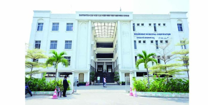 అనుకూలంగా ఉంటే అందలం ప్రశ్నిస్తే వేధింపులు