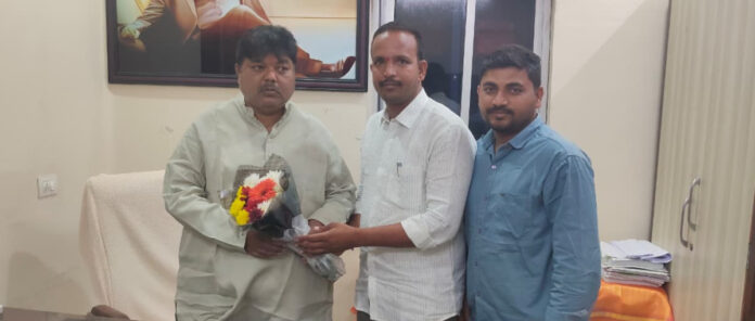 Residents of DB Thanda meet the Agriculture Commissioner