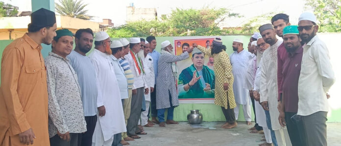 Minorities anoint portraits of ministers with milk
