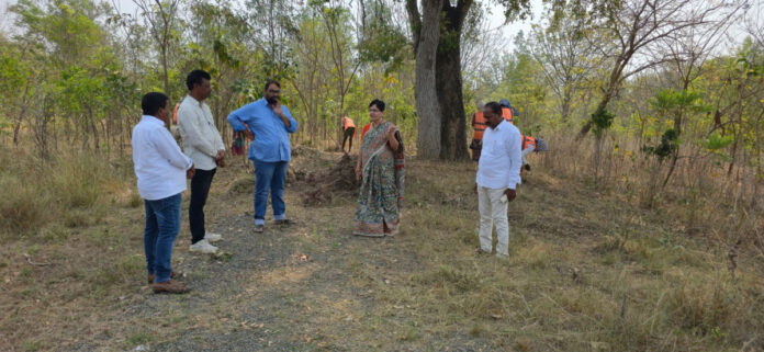 పల్లె ప్రకృతి వనంలో పారిశుధ్య పనులు పరిశీలించిన అదనపు కలెక్టర్