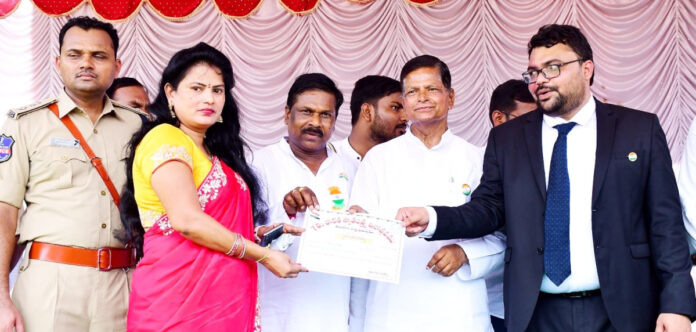 A female officer quenched the thirst of the wild children in Nallammala