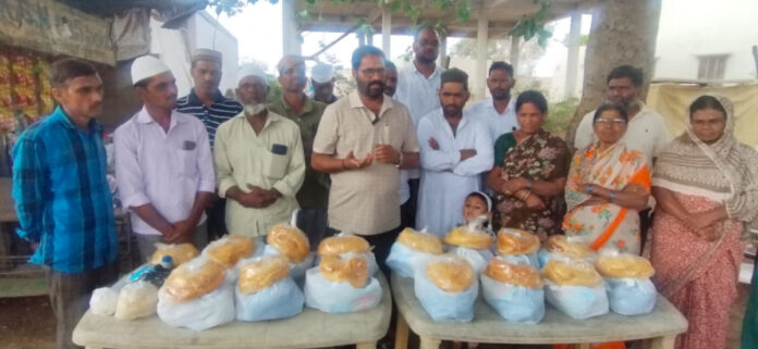 పేద ముస్లీం కుటుంబాలకు సరుకులు పంపిణీ
