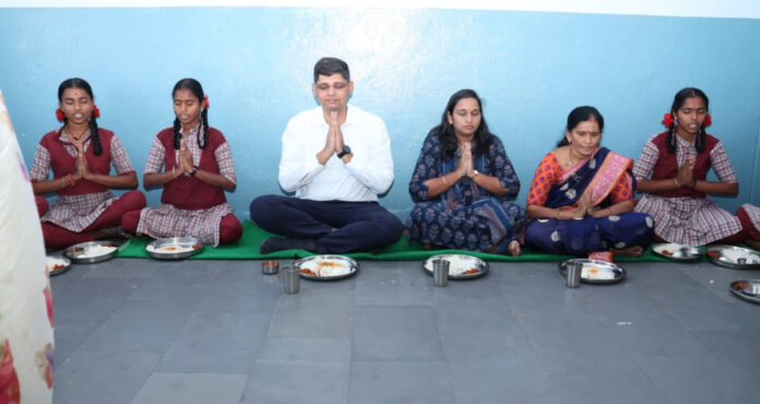 విద్యార్థులతో కలసి భోజనం చేసిన కలెక్టర్