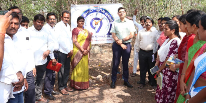 పల్లె ప్రకృతి, ఇందిరమ్మ ఇళ్ల నిర్మాణ పనులను పరిశీలించిన కలెక్టర్