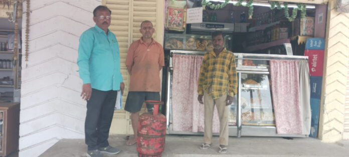 సివిల్ సప్లైస్ అధికారుల దాడులు.. సిలిండర్లు స్వాధీనం