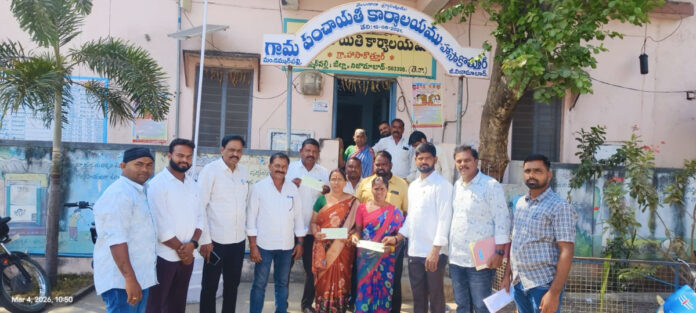 Distribution of Kalyana Lakshmi cheques in Hasakothur