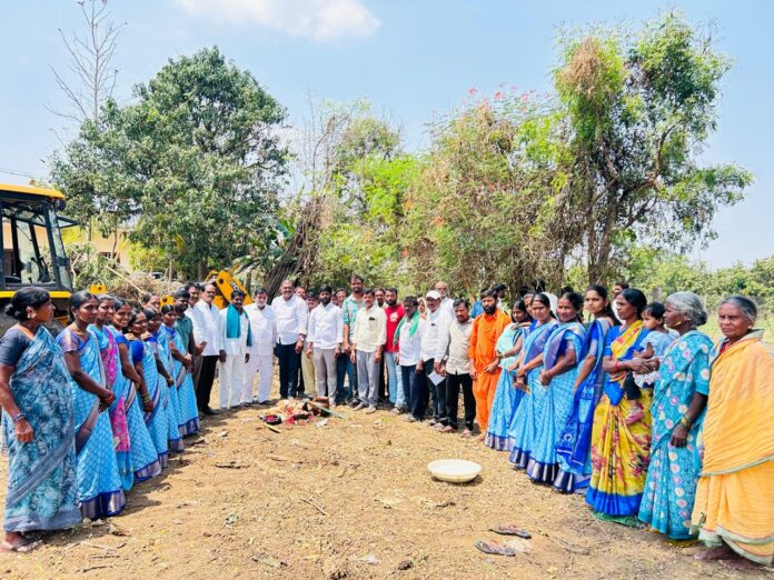 మహిళా సంఘ భవనాలకు భూమి పూజ