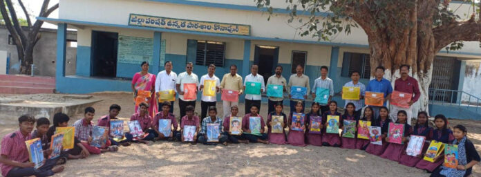 విద్యార్థులకు పరీక్ష ప్యాడ్ లు, సర్టిఫికెట్ ఫోల్డర్ లు పంపిణీ