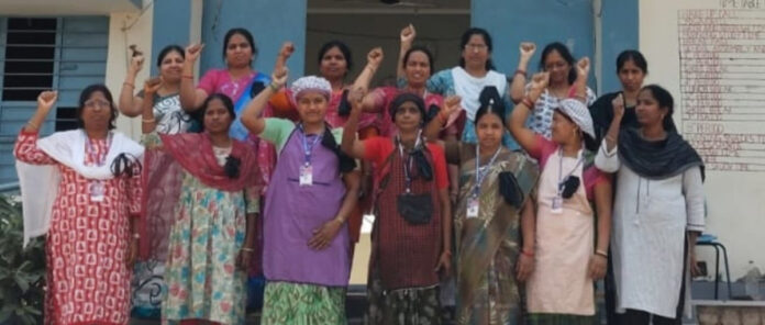 భోజన విరామ సమయంలో సమగ్ర శిక్ష ఉద్యోగుల నిరసన