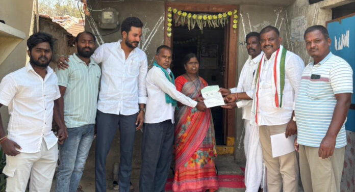 ఇంటింటికీ సీఎం రిలీఫ్ ఫండ్ చెక్కుల పంపిణీ