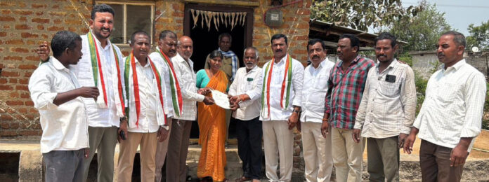 ఇంటింటికీ సీఎం రిలీఫ్ ఫండ్ చెక్కుల పంపిణీ