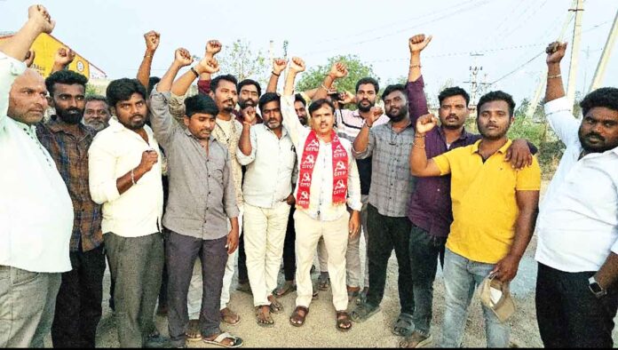 Workers' Roar Under the Shadow of the Red Flag