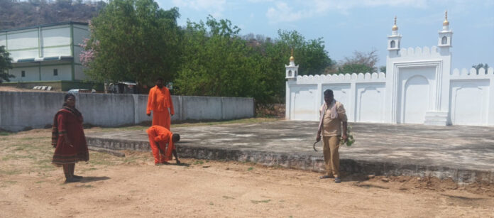 కమ్మర్ పల్లిలో ఈద్గా వద్ద శ్రమదానం