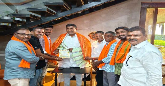 27న శ్రీరామనవమి.. ఆహ్వాన పత్రిక అందజేత