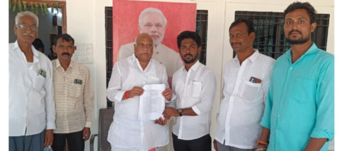 అభివృద్ధి పనుల ప్రొసీడింగ్ కాపీలను అందజేసిన ఎమ్మెల్యే