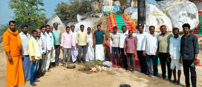 సీసీరోడ్డు పనులను ప్రారంభించిన సర్పంచ్