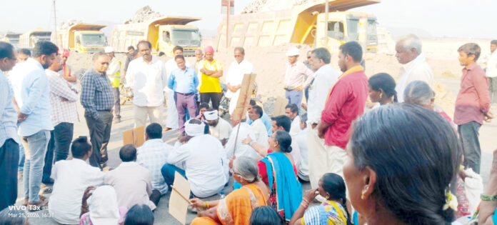 సింగరేణి ఓసీ-3 పనులను అడ్డగింత