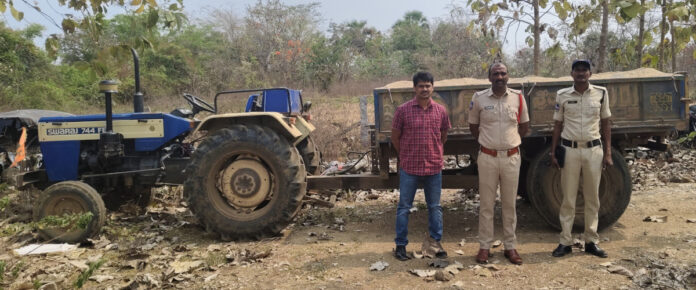 రెండు ఇసుక ట్రాక్టర్ పట్టివేత