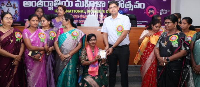 Collector honors women